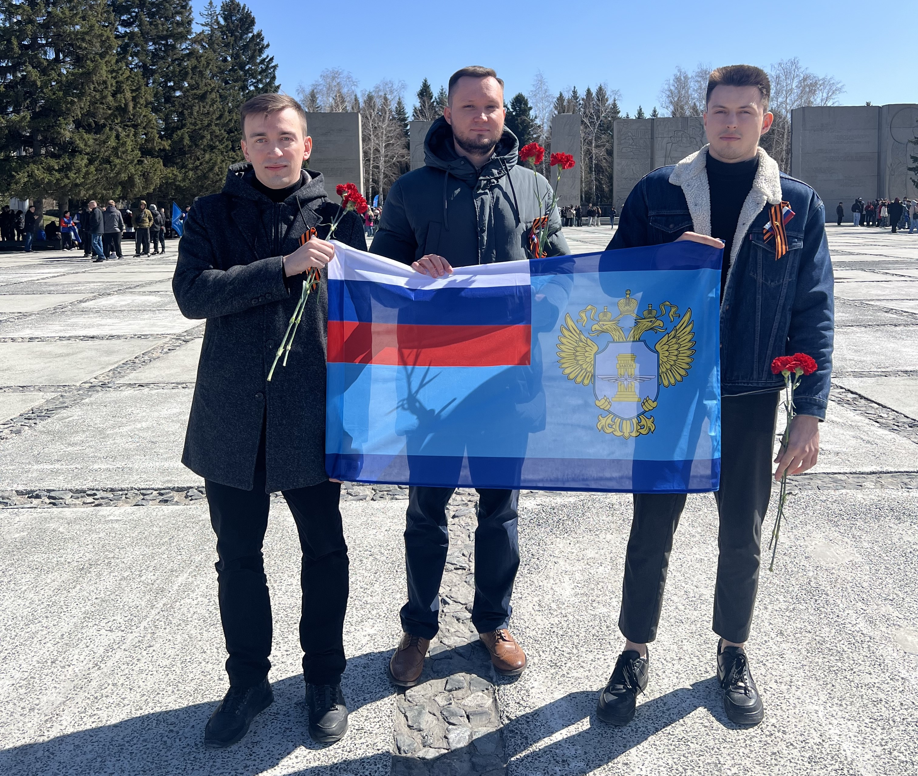 Возложение цветов к Монументу Славы воинов-сибиряков